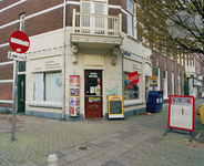 840858 Gezicht op de pui van de winkel het 'Snuffelhoekje' (Poortstraat 88) te Utrecht.